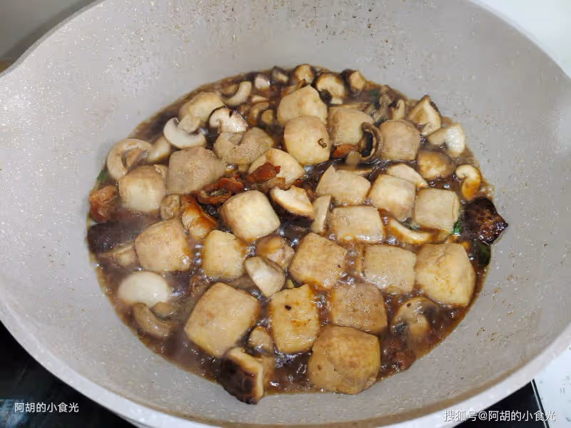 蓮藕、蘿蔔靠邊站,這菜才是秋補菜王!簡單燜一鍋,有豆有菌菇、滑嫩又爆汁