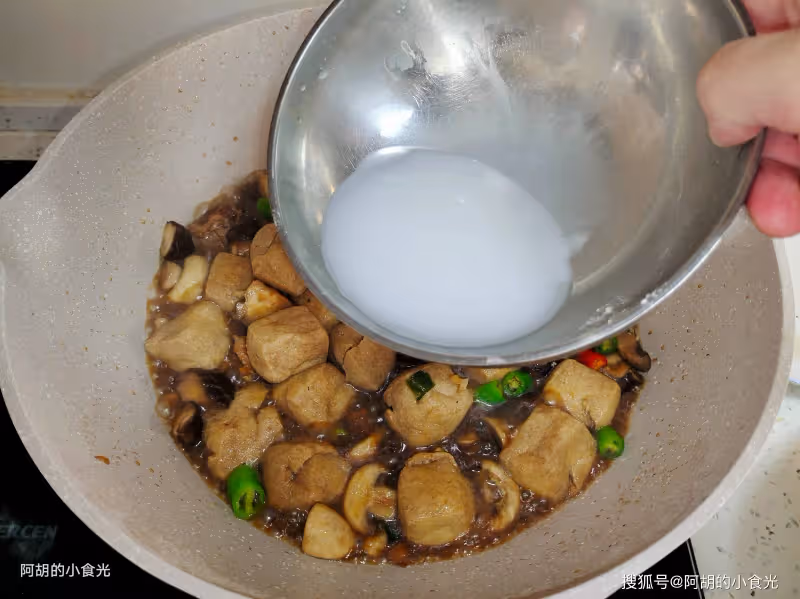 蓮藕、蘿蔔靠邊站,這菜才是秋補菜王!簡單燜一鍋,有豆有菌菇、滑嫩又爆汁