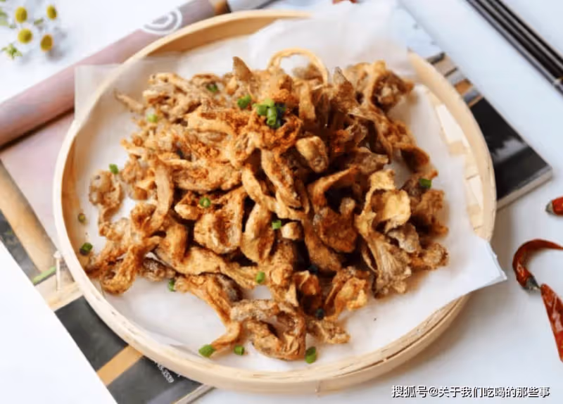 炸蘑菇,別忘了焯水!教您詳細做法,又酥脆又乾淨,越吃越香