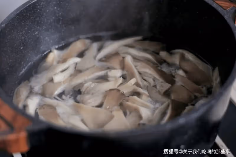 炸蘑菇,別忘了焯水!教您詳細做法,又酥脆又乾淨,越吃越香