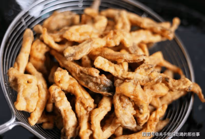 炸蘑菇,別忘了焯水!教您詳細做法,又酥脆又乾淨,越吃越香