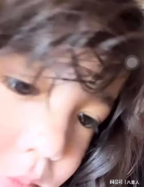 生父是親爺爺?張柏芝三兒子小王子正面照曝光,模樣酷似謝賢引爭議