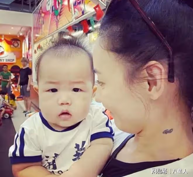 生父是親爺爺?張柏芝三兒子小王子正面照曝光,模樣酷似謝賢引爭議