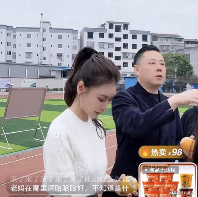 炒?汪小菲馬筱梅進校園直播賣酸辣粉,張蘭:每賣一單都捐贈一塊錢