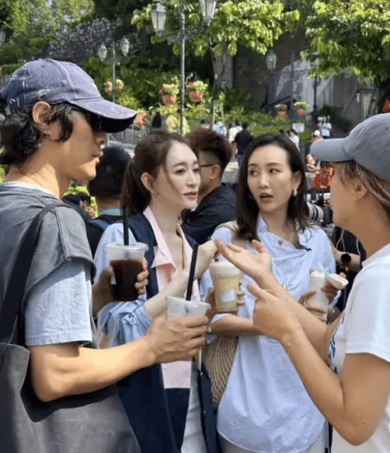 49歲李小冉澳門被偶遇,又白又嫩少女感十足,嫁給男閨蜜9年越來越漂亮了