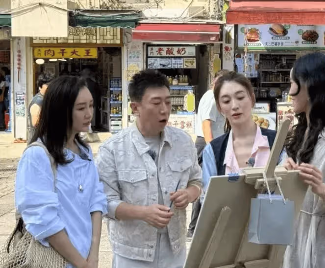 49歲李小冉澳門被偶遇,又白又嫩少女感十足,嫁給男閨蜜9年越來越漂亮了
