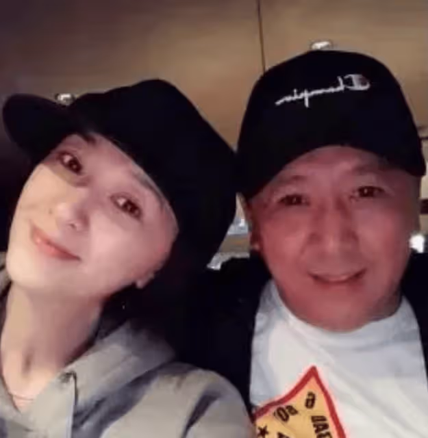 49歲李小冉澳門被偶遇,又白又嫩少女感十足,嫁給男閨蜜9年越來越漂亮了