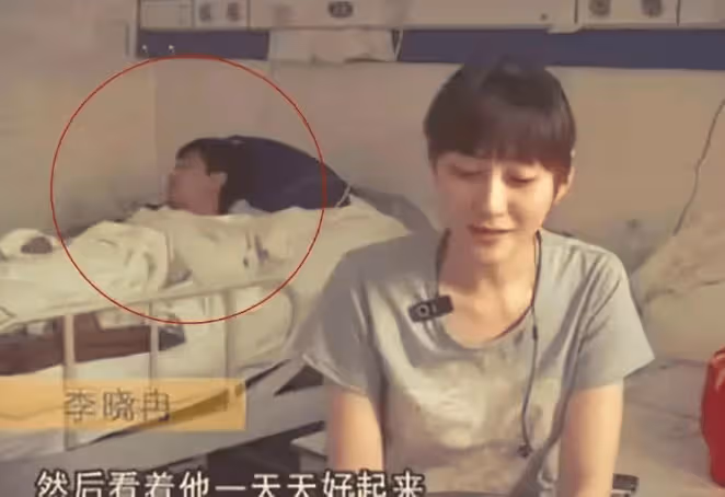 49歲李小冉澳門被偶遇，又白又嫩少女感十足，嫁給男閨蜜9年越來越漂亮了