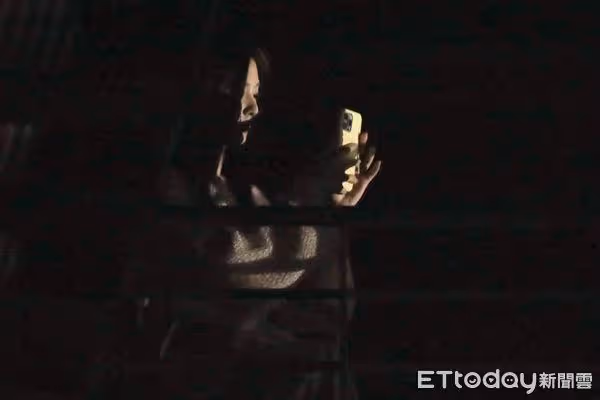 直擊／周子瑜低調現身！手機熱情狂拍Elkie　甜蜜放閃「友情永遠」