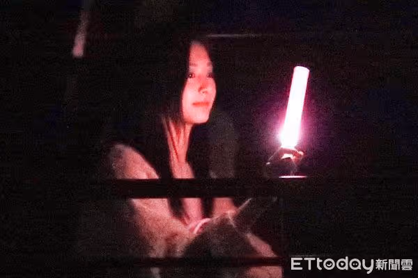 直擊／周子瑜低調現身！手機熱情狂拍Elkie　甜蜜放閃「友情永遠」