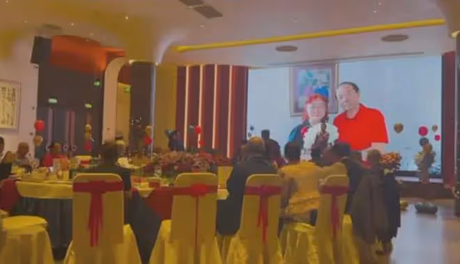49歲孔令輝為父母舉辦金婚宴,母親身穿紅衣 頭染紅髮,喜氣逼人