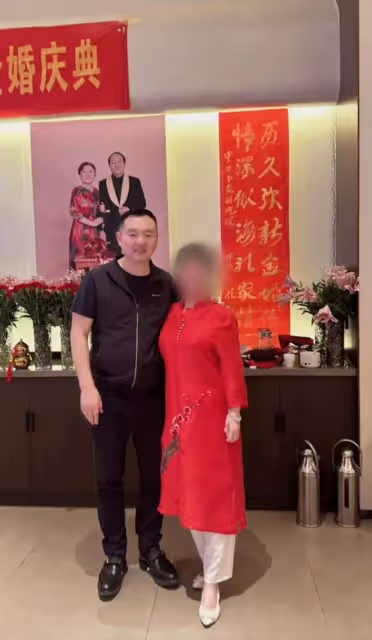 49歲孔令輝為父母舉辦金婚宴,母親身穿紅衣 頭染紅髮,喜氣逼人