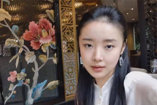 她曾被張藝謀力捧,卻與富豪捲款61億逃亡國外,如今怎樣了?