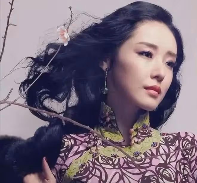 她曾被張藝謀力捧,卻與富豪捲款61億逃亡國外,如今怎樣了?