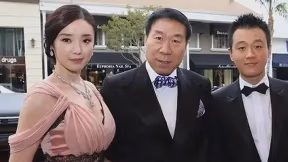 她曾被張藝謀力捧,卻與富豪捲款61億逃亡國外,如今怎樣了?