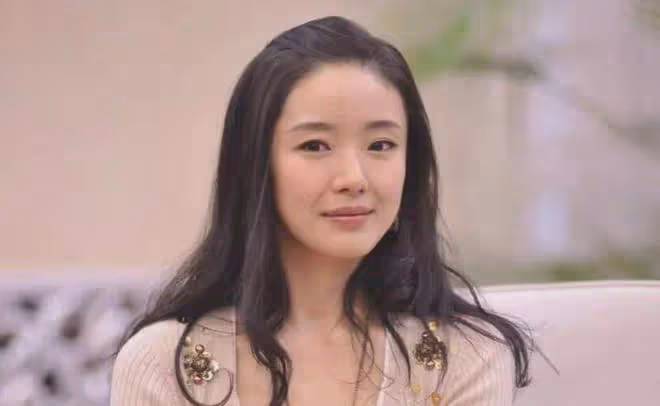 她曾被張藝謀力捧,卻與富豪捲款61億逃亡國外,如今怎樣了?