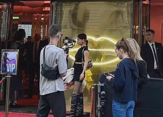 張嘉倪瘋馬秀後解封,一年沉默換不回往日風光,網友:令人唏噓!