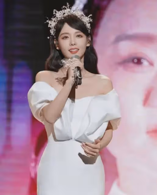 張嘉倪瘋馬秀後解封,一年沉默換不回往日風光,網友:令人唏噓!