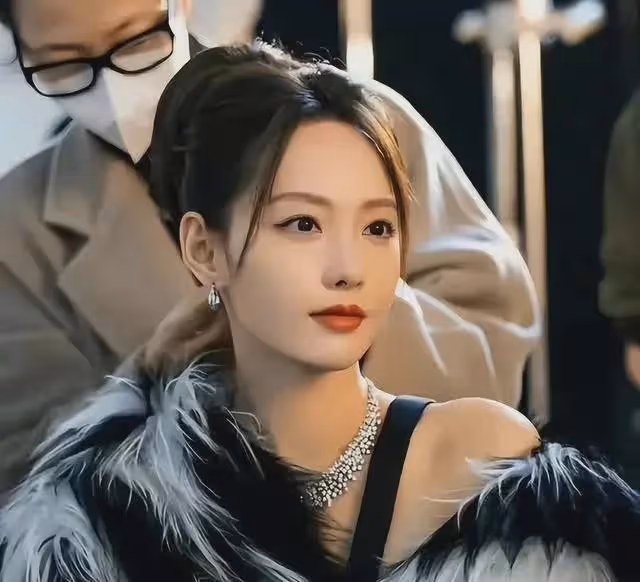 張嘉倪瘋馬秀後解封,一年沉默換不回往日風光,網友:令人唏噓!