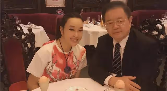 74歲劉曉慶小男友再曝新料,網友:女皇的戲外生活更有料