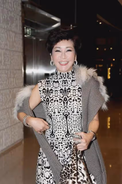 劉嘉玲為謝霆鋒的73歲母親慶生,鋒媽一身粉色,網友驚呼:像53!