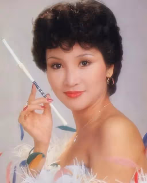 劉嘉玲為謝霆鋒的73歲母親慶生,鋒媽一身粉色,網友驚呼:像53!
