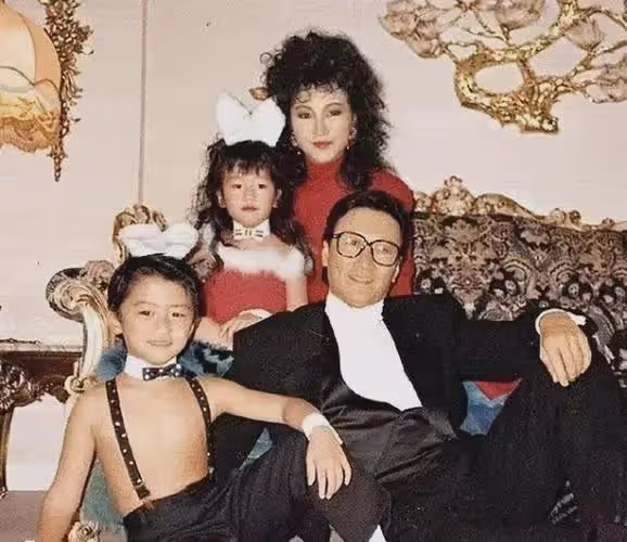 劉嘉玲為謝霆鋒的73歲母親慶生,鋒媽一身粉色,網友驚呼:像53!