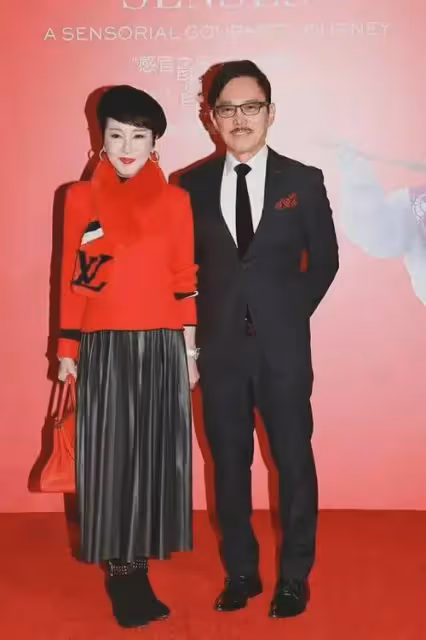 劉嘉玲為謝霆鋒的73歲母親慶生,鋒媽一身粉色,網友驚呼:像53!