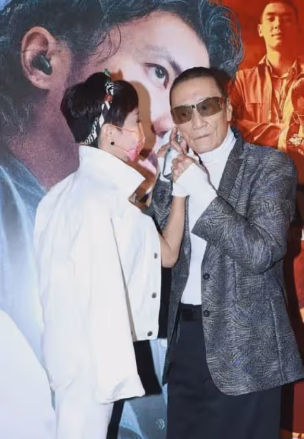 劉嘉玲為謝霆鋒的73歲母親慶生,鋒媽一身粉色,網友驚呼:像53!