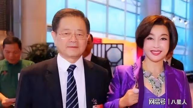 劉曉慶小20歲男友正臉曝光!高鼻樑瓜子臉超帥,難怪她73歲不服老