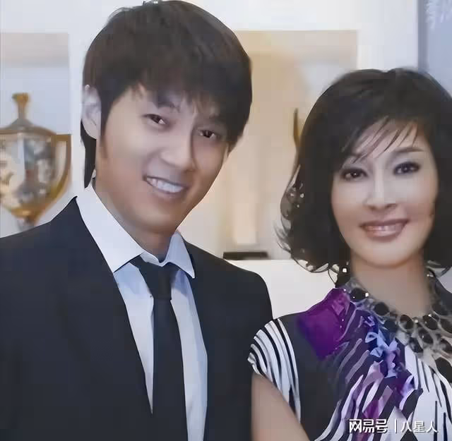 劉曉慶小20歲男友正臉曝光!高鼻樑瓜子臉超帥,難怪她73歲不服老