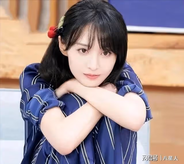 鄭爽小號徹底曝光!曬近照假鼻子搶鏡疑整容失敗,開車出行笑容滿面