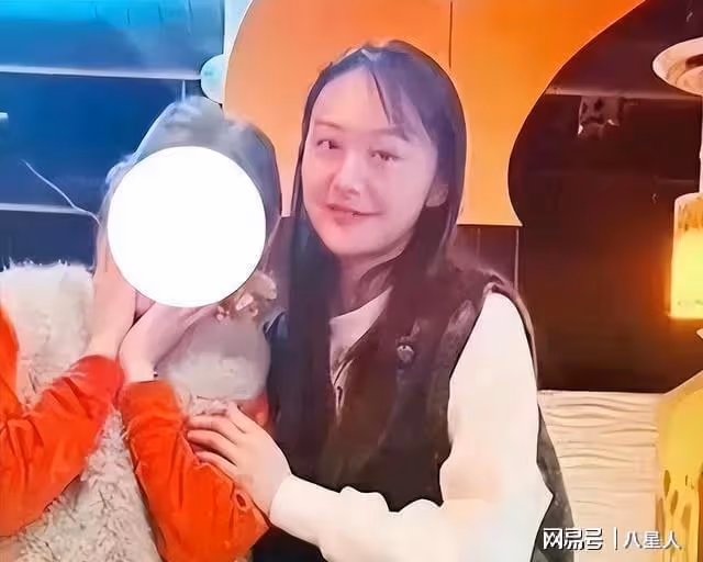 鄭爽小號徹底曝光!曬近照假鼻子搶鏡疑整容失敗,開車出行笑容滿面