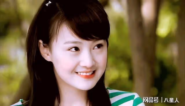 鄭爽小號徹底曝光!曬近照假鼻子搶鏡疑整容失敗,開車出行笑容滿面