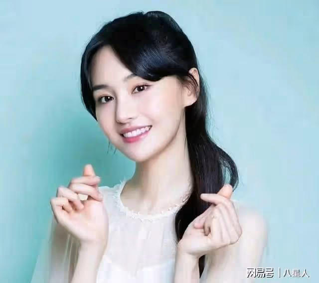 鄭爽小號徹底曝光!曬近照假鼻子搶鏡疑整容失敗,開車出行笑容滿面