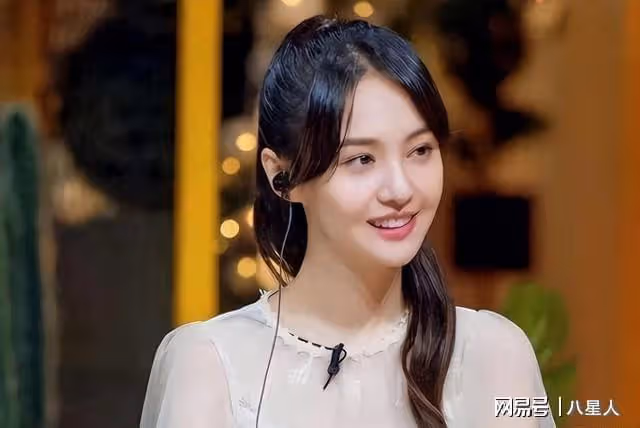 鄭爽小號徹底曝光!曬近照假鼻子搶鏡疑整容失敗,開車出行笑容滿面