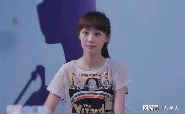 鄭爽小號徹底曝光!曬近照假鼻子搶鏡疑整容失敗,開車出行笑容滿面