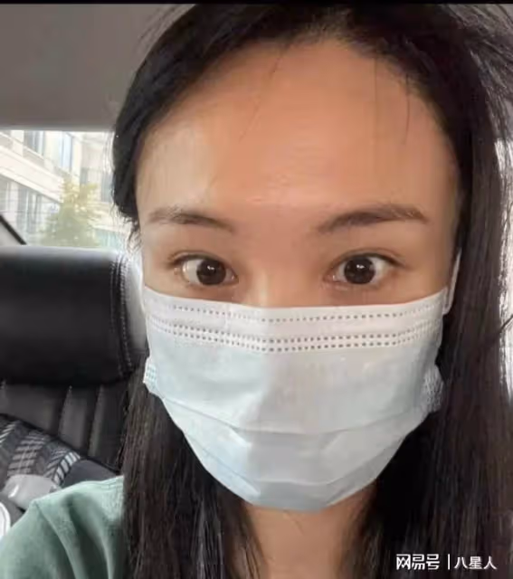 鄭爽小號徹底曝光!曬近照假鼻子搶鏡疑整容失敗,開車出行笑容滿面
