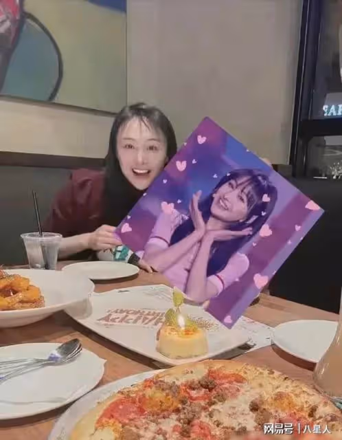 鄭爽小號徹底曝光!曬近照假鼻子搶鏡疑整容失敗,開車出行笑容滿面