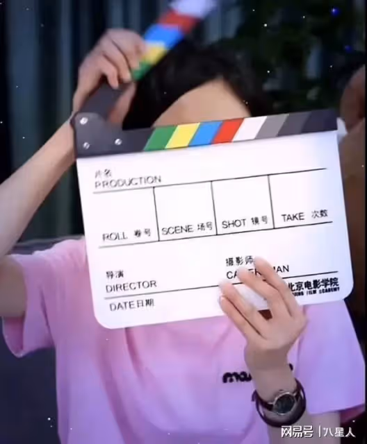 鄭爽小號徹底曝光!曬近照假鼻子搶鏡疑整容失敗,開車出行笑容滿面