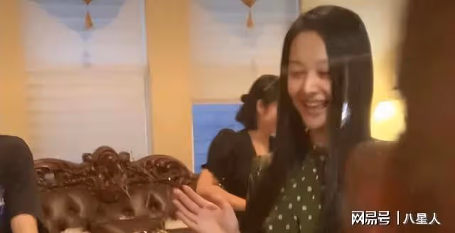 鄭爽小號徹底曝光!曬近照假鼻子搶鏡疑整容失敗,開車出行笑容滿面