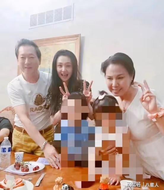 鄭爽小號徹底曝光!曬近照假鼻子搶鏡疑整容失敗,開車出行笑容滿面