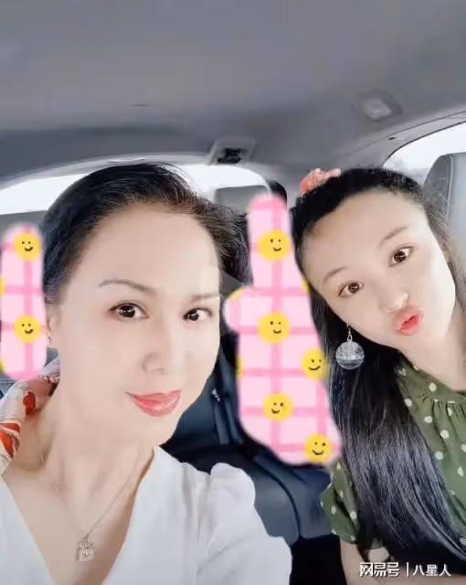 鄭爽小號徹底曝光!曬近照假鼻子搶鏡疑整容失敗,開車出行笑容滿面