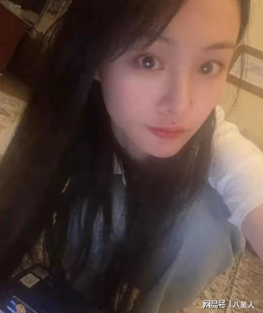 鄭爽小號徹底曝光!曬近照假鼻子搶鏡疑整容失敗,開車出行笑容滿面