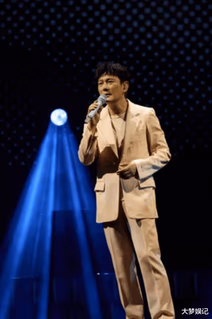 張信哲演唱會唱到一半⋯,台下坐著「大咖男神」5萬人看傻狂尖叫