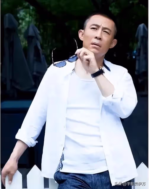 一婚娶同班同學,二婚娶演員,三婚娶小20歲美女,57歲的他很幸福
