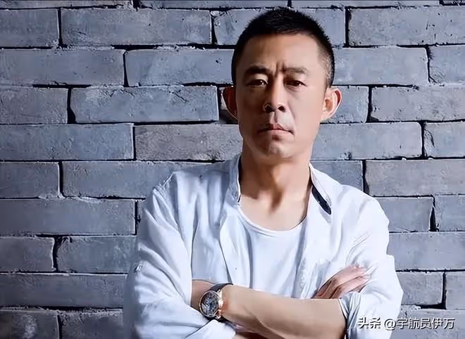 一婚娶同班同學,二婚娶演員,三婚娶小20歲美女,57歲的他很幸福