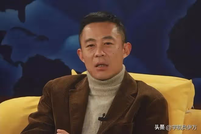 一婚娶同班同學,二婚娶演員,三婚娶小20歲美女,57歲的他很幸福