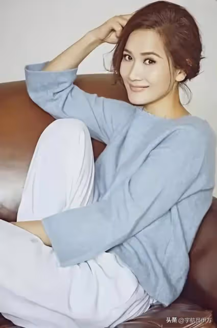 一婚娶同班同學,二婚娶演員,三婚娶小20歲美女,57歲的他很幸福