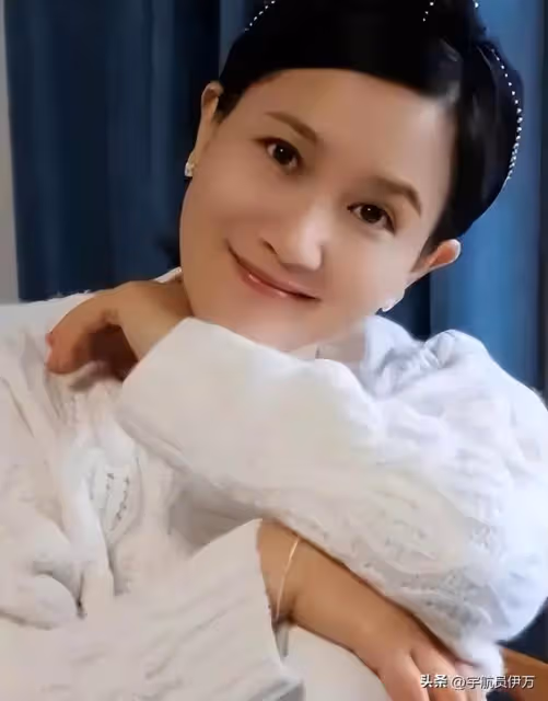 一婚娶同班同學,二婚娶演員,三婚娶小20歲美女,57歲的他很幸福